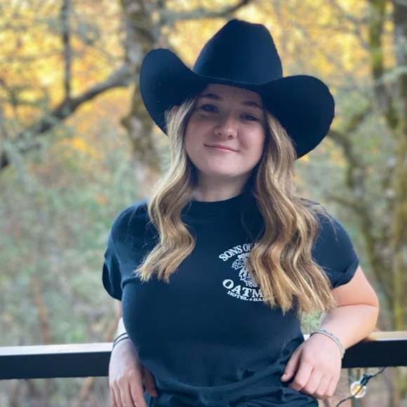 Meet your Posher, Zoe - Picture 3 of 3